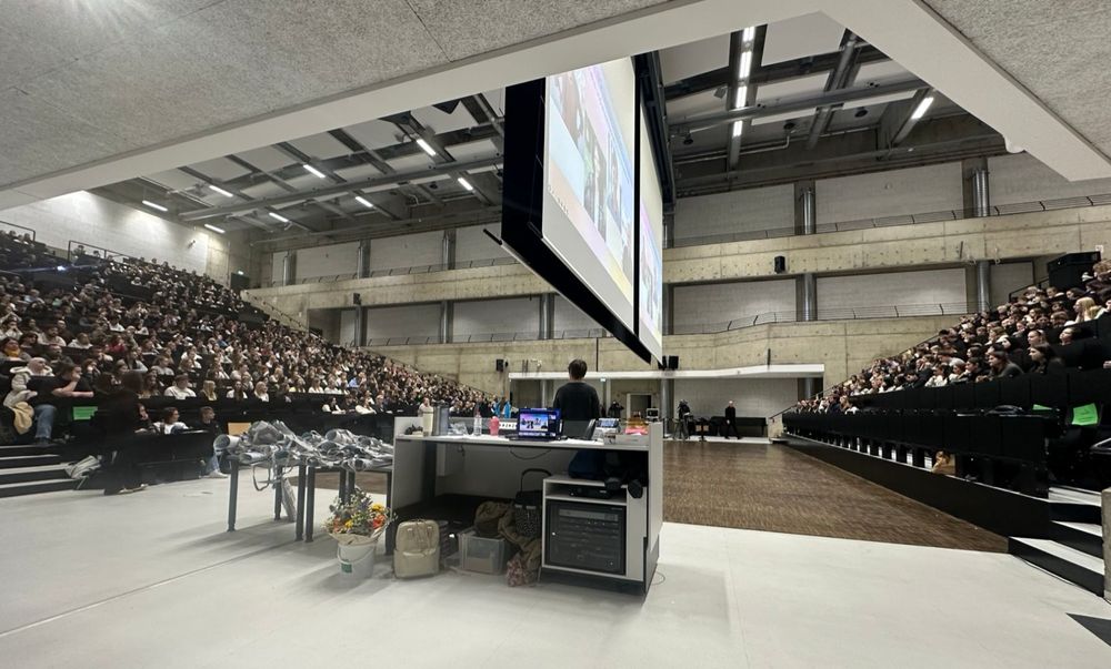Pädagogik-Olympiade im vollen Audimax der Universität Bielefeld, Blick vom Rednerpult auf die Ränge